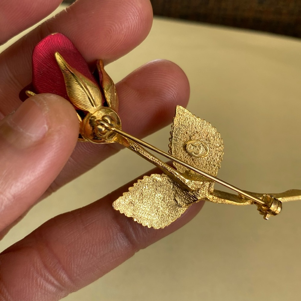 Beautiful Goldtone Stalk of Red Rose Ladies Brooch Pin. Like new, barely used. - Picture 7 of 10